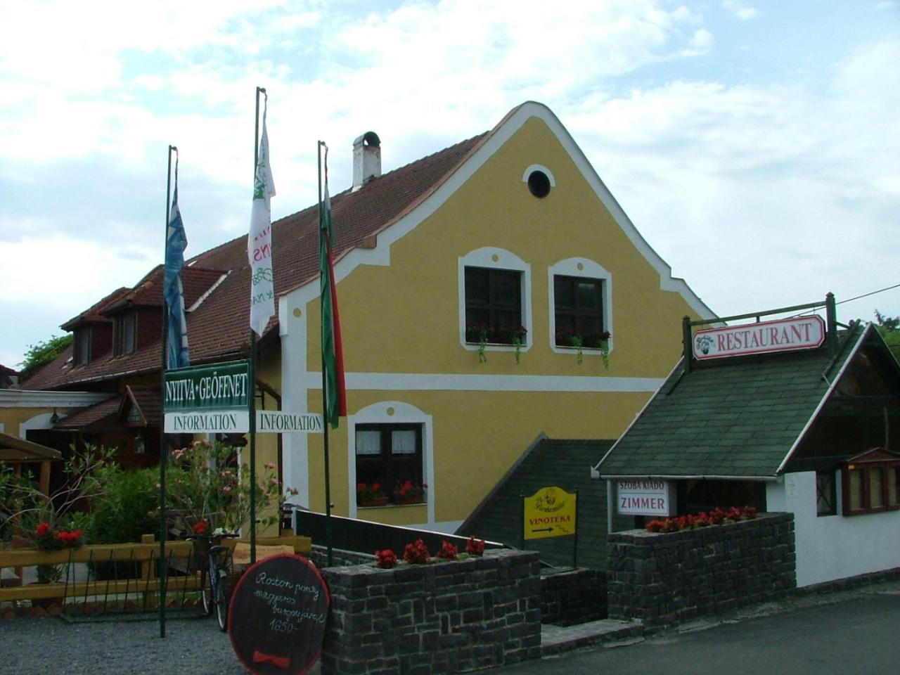 Borbarátok Panzió Hotel Badacsonytomaj Exterior foto